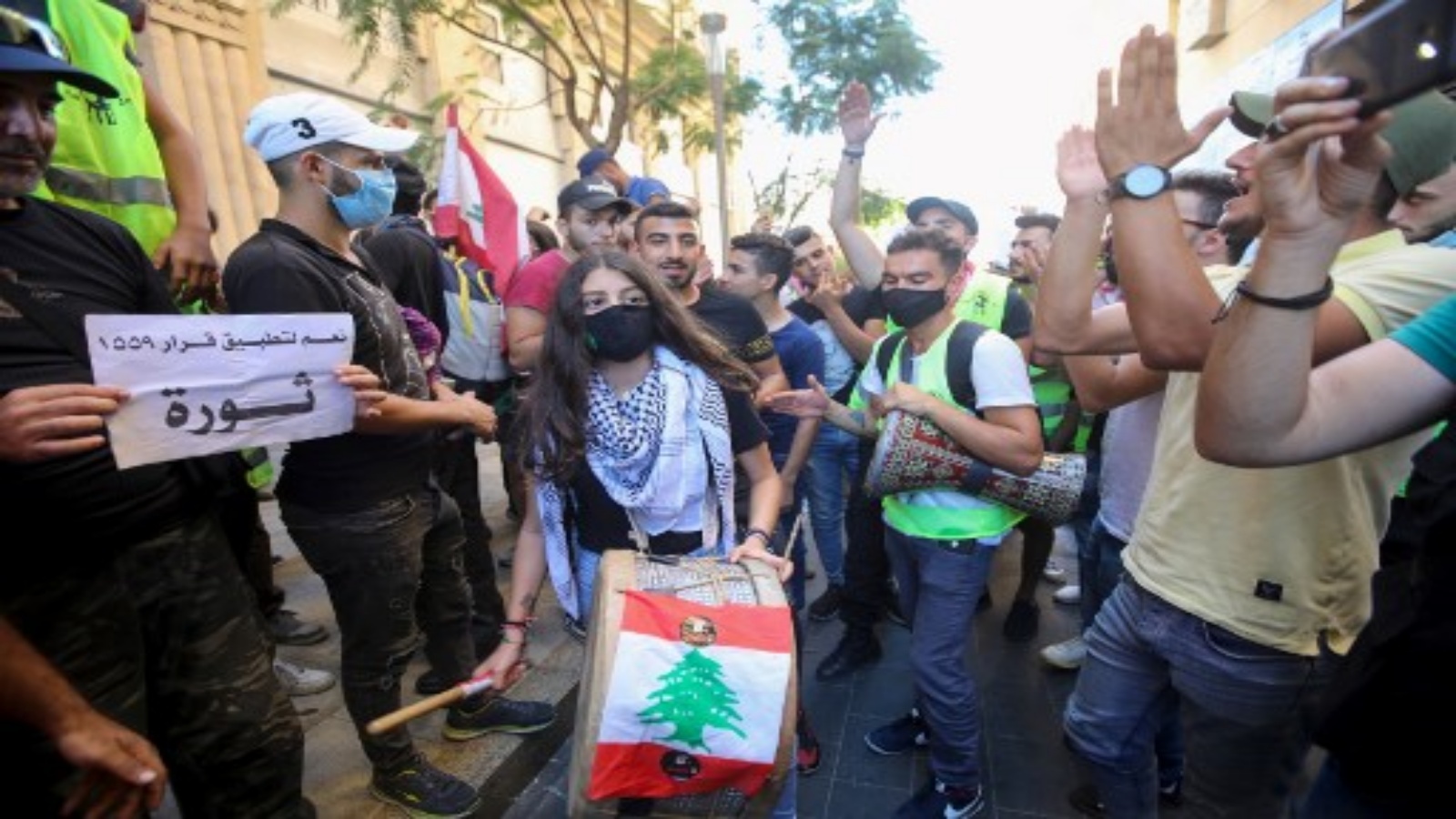متظاهرون لبنانيون يعزفون الموسيقى خلال مظاهرة بمناسبة الذكرى الأولى لحركة احتجاجية غير طائفية ، في منطقة وسط العاصمة بيروت في 17 تشرين الأول 2020