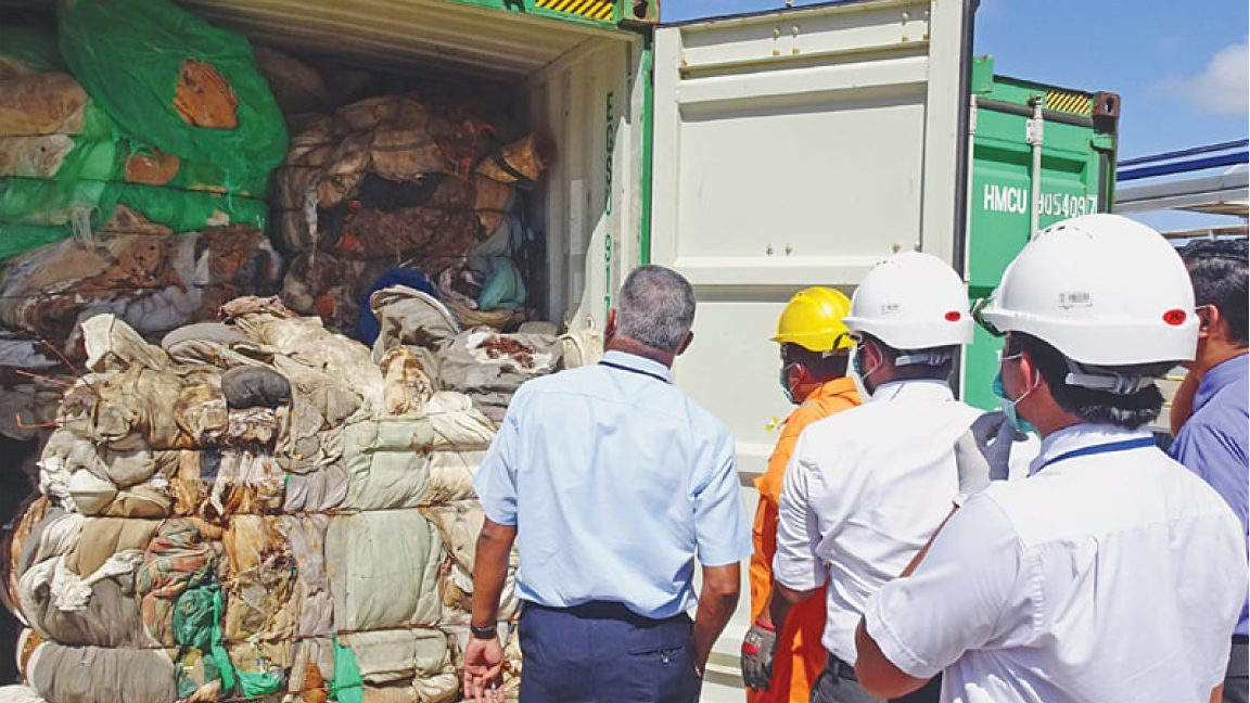 حاويات نفايات حطرة أعادتها سريلانكا إلى بريطانيا في 27 سبتمبر الماضي