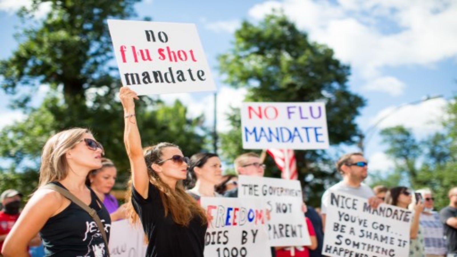نشطاء مناهضون للقاحات يحملون لافتات في ولاية ماساتشوستس