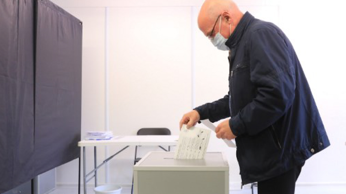 ليتواني يصوت في المراحل التمهيدية للانتخابات التشريعية في 6 أكتوبر الجاري 