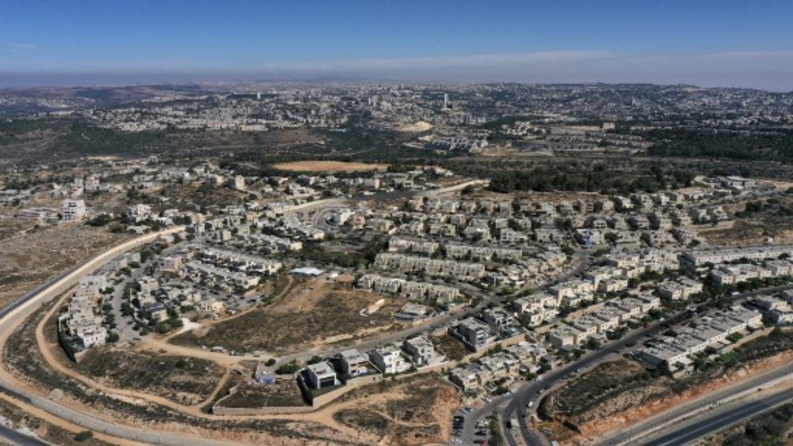 صورة تم التقاطها في 13 أكتوبر ، 2020 ، تظهر مستوطنة هار جيلو في الضفة الغربية المحتلة ، مع مدينة القدس في الخلفية