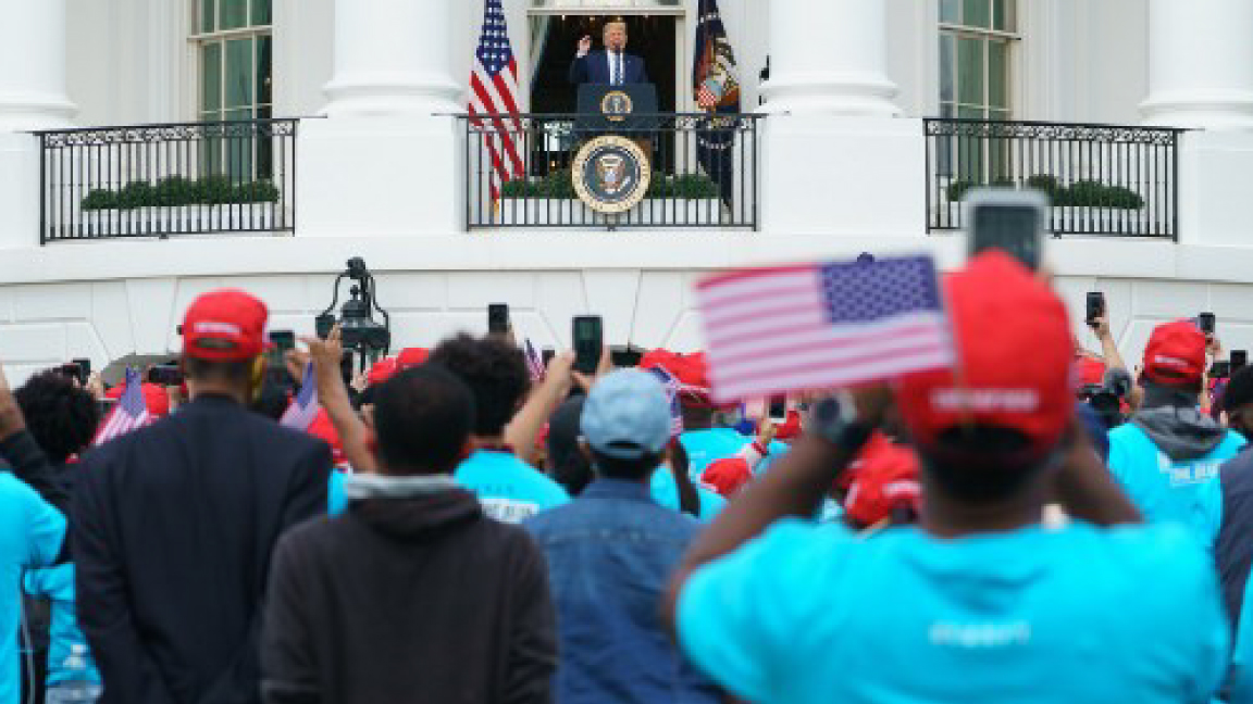 ترمب يخاطب مؤيديه المحتشدين أمام البيت الأبيض السبت