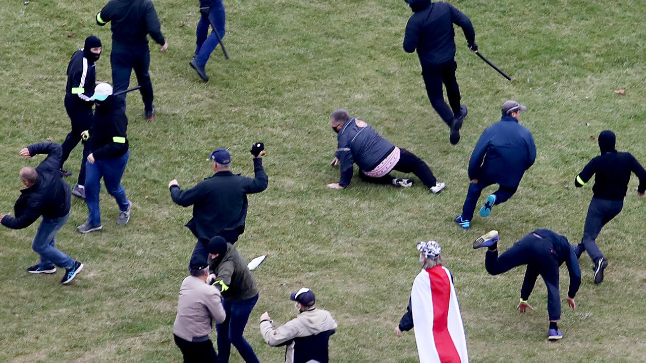 مواجهات بين شرطيين ومتظاهرين في مينسك في 11 تشرين الاول/اكتوبر 2020