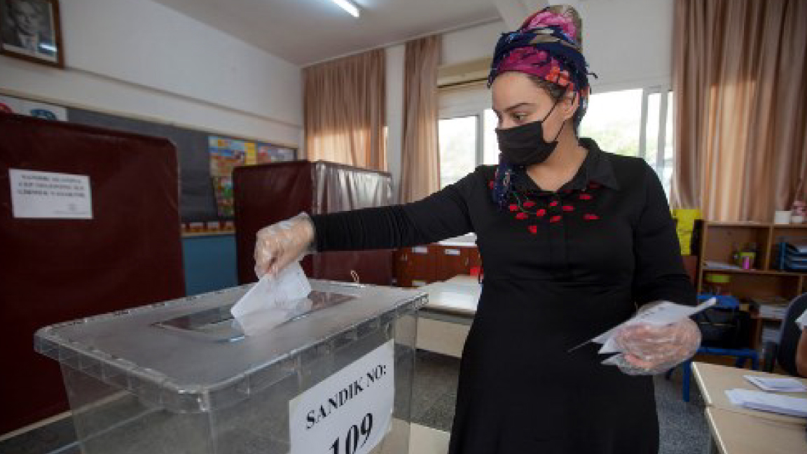 سيدة قبرصية تركية تشارك في انتخاب رئيس الأحد