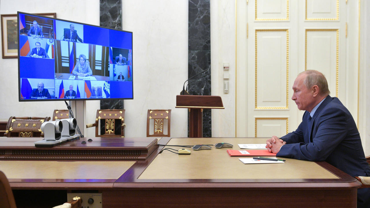 الرئيس الروسي فلاديمير بوتين يحضر اجتماعا لمجلس الأمن القومي بتقنية الفيديو، في موسكو في 16 تشرين الأول/أكتوبر 2020
