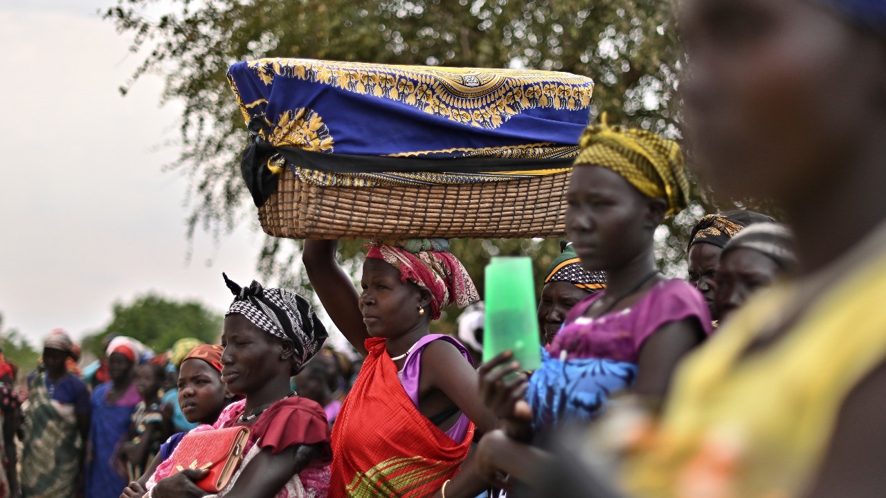 قرويات بانتظار تلقي الحصص الغذائية في مقاطعة أيود في جنوب السودان. 6 فبراير