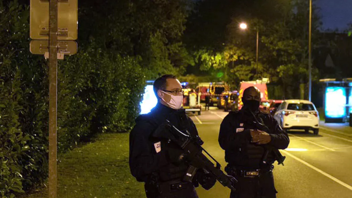 عنصران من الشرطة الفرنسية في مسرح جريمة قتل أستاذ التاريخ في إحدى ضواحي باريس