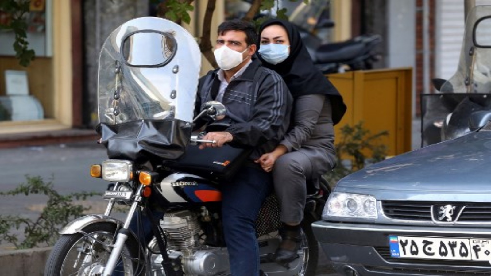ايرانيون يرتدون أقنعة الوجه كإجراء وقائي من وباء فيروس كورونا ، في العاصمة الإيرانية طهران ، 14 أكتوبر / تشرين الأول 2020