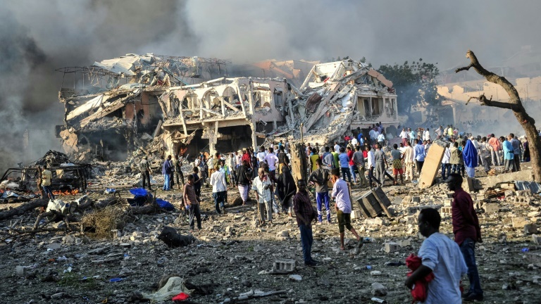 دمار بعد انفجار شاحنة مفخخة في وسط مقديشو في 14 أكتوبر 2017