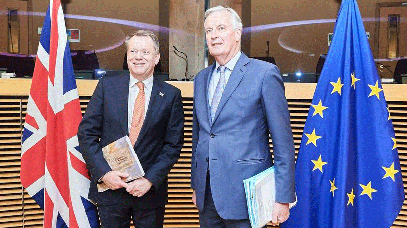 المفاوضان الاوروبي بارنييه والبريطاني لورد فروست خلال احد لقاءاتهما