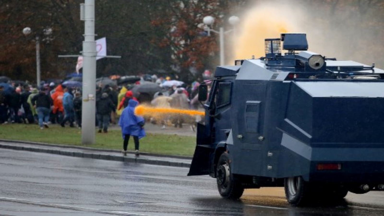 الشرطة تستخدم شاحنة خراطيم المياه لتفريق المتظاهرين خلال تجمع للاحتجاج على نتائج الانتخابات الرئاسية البيلاروسية في مينسك في 11 أكتوبر 2020