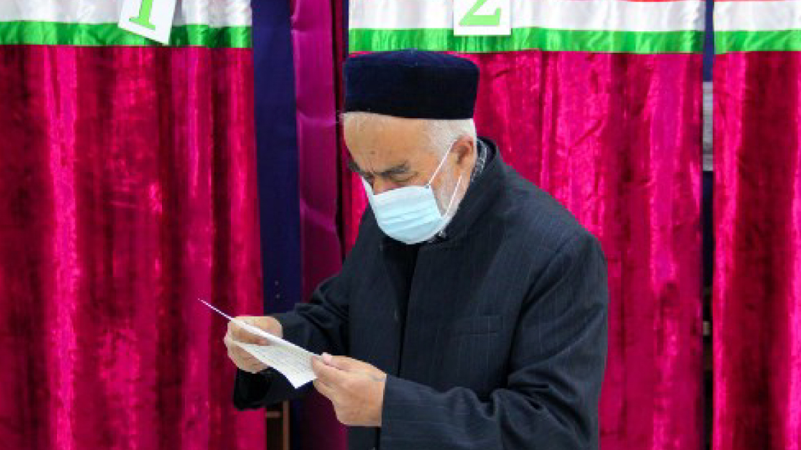 طاجيكي مسن في أحد أقلام الاقتراع في دوشانبي لانتخاب رئيس للبلاد الأحد