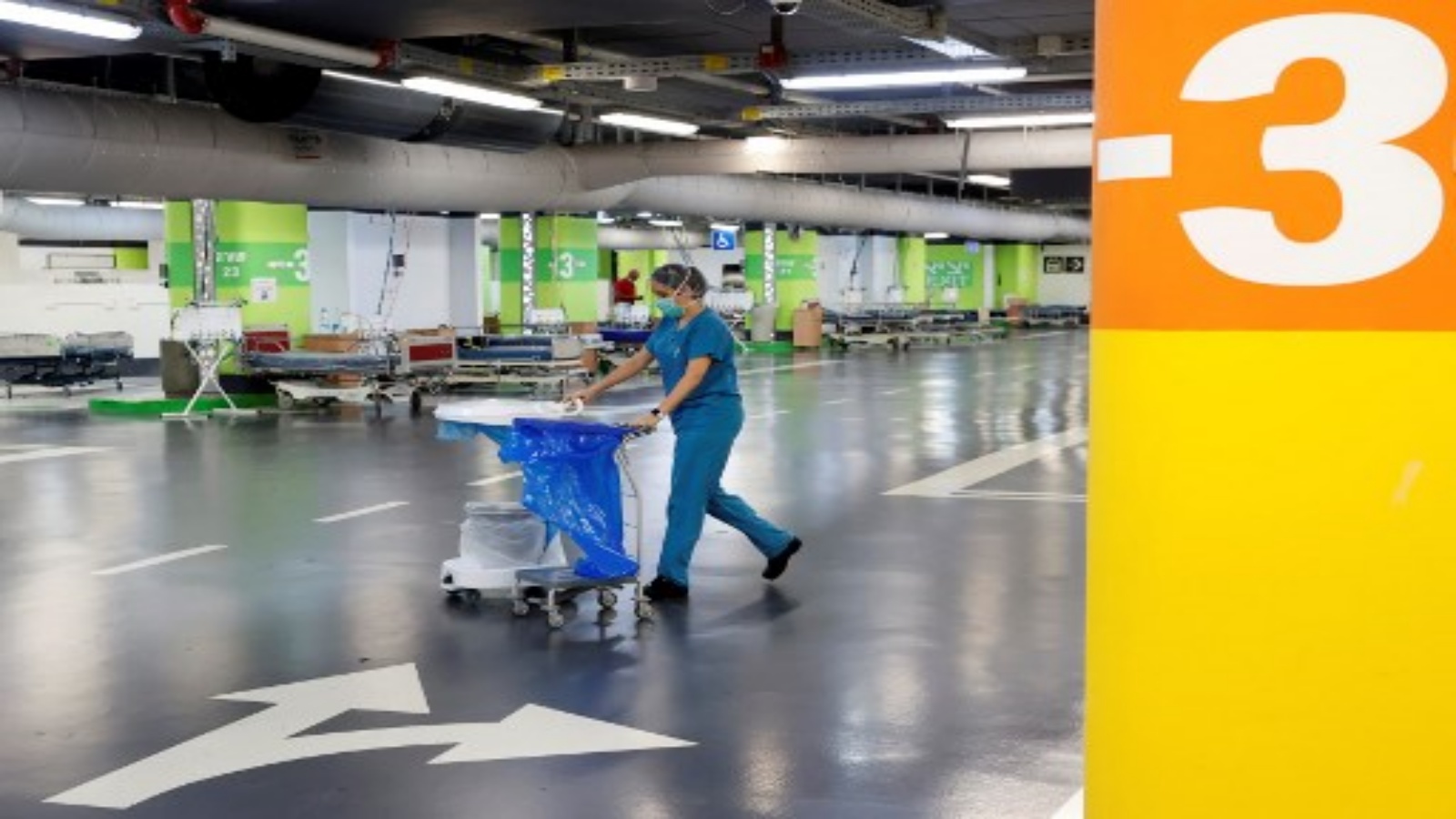 مسعف يعمل في موقف سيارات تحت الأرض في حرم رامبام للرعاية الصحية والذي تم تحويله إلى مركز للعناية المركزة لمرضى فيروس كورونا ، في مدينة حيفا شمال إسرائيل