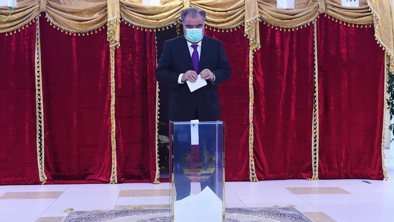 صورة وزعتها الخدمة الإعلامية التابعة للرئاسة في طاجيكستان تظهر الرئيس إمام علي رحمن لدى إدلائه بصوته في الانتخابات الرئاسية 