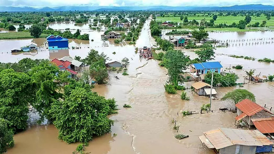 مياه الأمطار اغزيرة تغمر المنازل في هانوي السبت