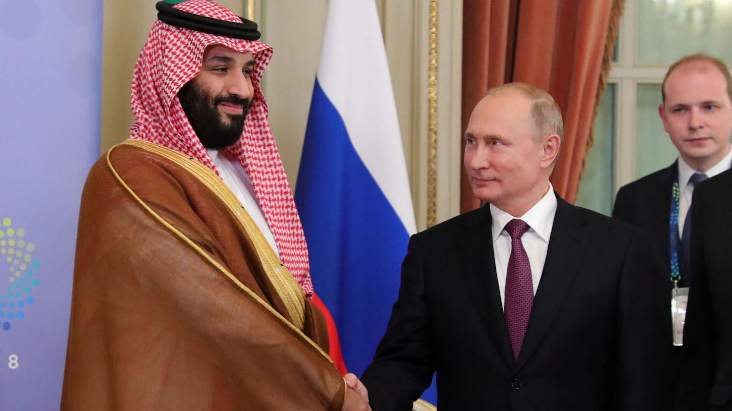 ولي العهد السعودي الأمير محمد بن سلمان يصافح الرئيس الروسي فلاديمير بوتين