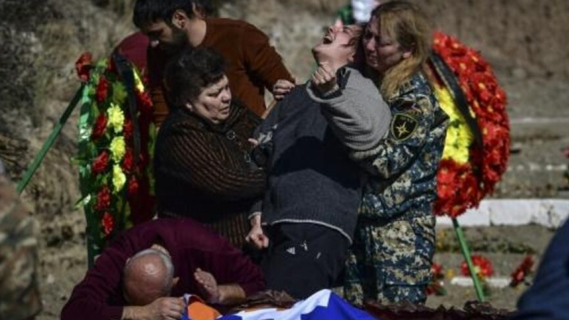امرأة تبكي ابنها الذي قُتل في معارك قره السبت
