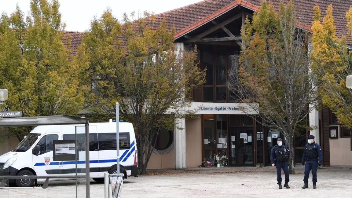 الشرطة الفرنسية تنتشر السبت أمام المعهد الذي حصلت فيه الجريمة