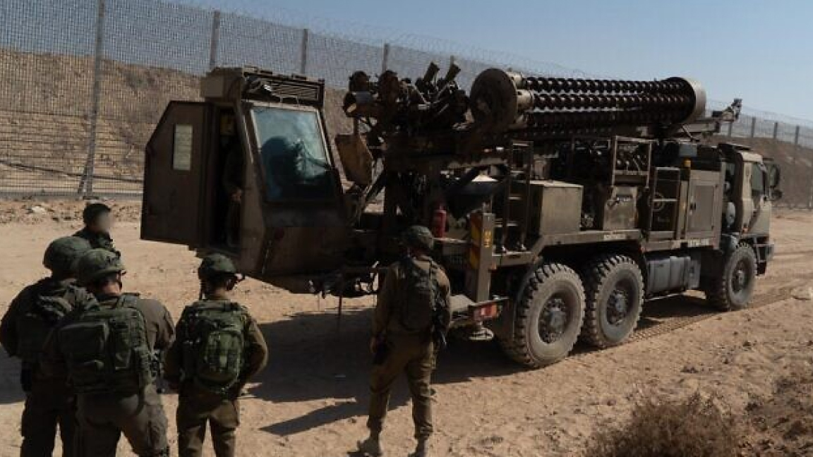 صورة وزعها الجيش الإسرائيلي لآلية لتدمير الأنفاق نقلها إلى حيث عثر على النفق من غزة