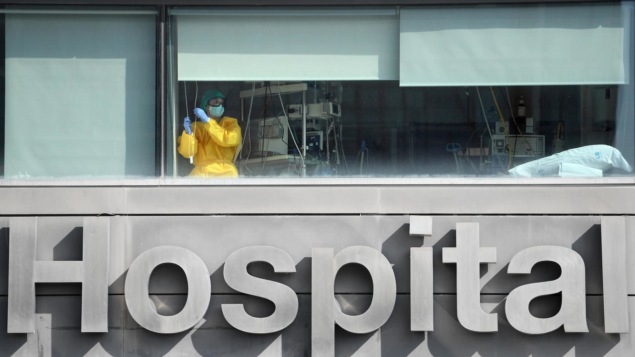 عامل صحي يضع طقم وقاية في مستشفى لاباز في مدريد بتاريخ 21 تشرين الأول/أكتوبر 2020