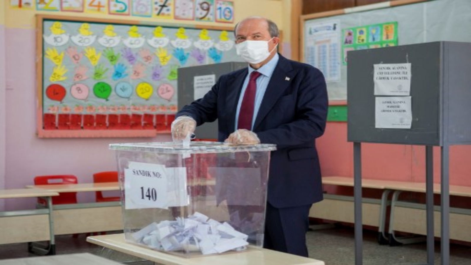 رئيس وزراء الجمهورية التركية لشمال قبرص (TRNC) ، إرسين تاتار ، بصوته في محطة اقتراع في الجزء الشمالي من نيقوسيا ، عاصمة جمهورية شمال قبرص التركية ، خلال الجولة الثانية من الانتخابات الرئاسية في 18 أكتوبر ، 2020