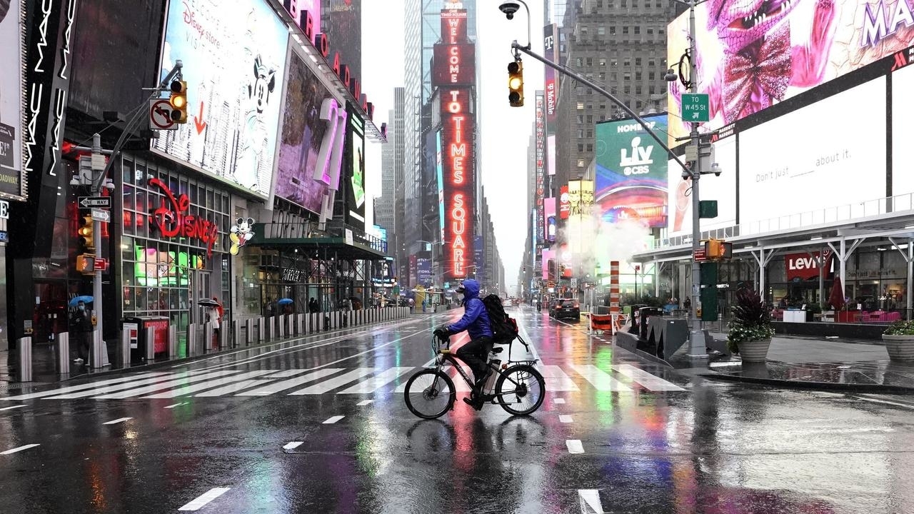 رجل يقود دراجة في تايم سكوير في نيويورك في 16 تشرين الأول/أكتوبر 2020