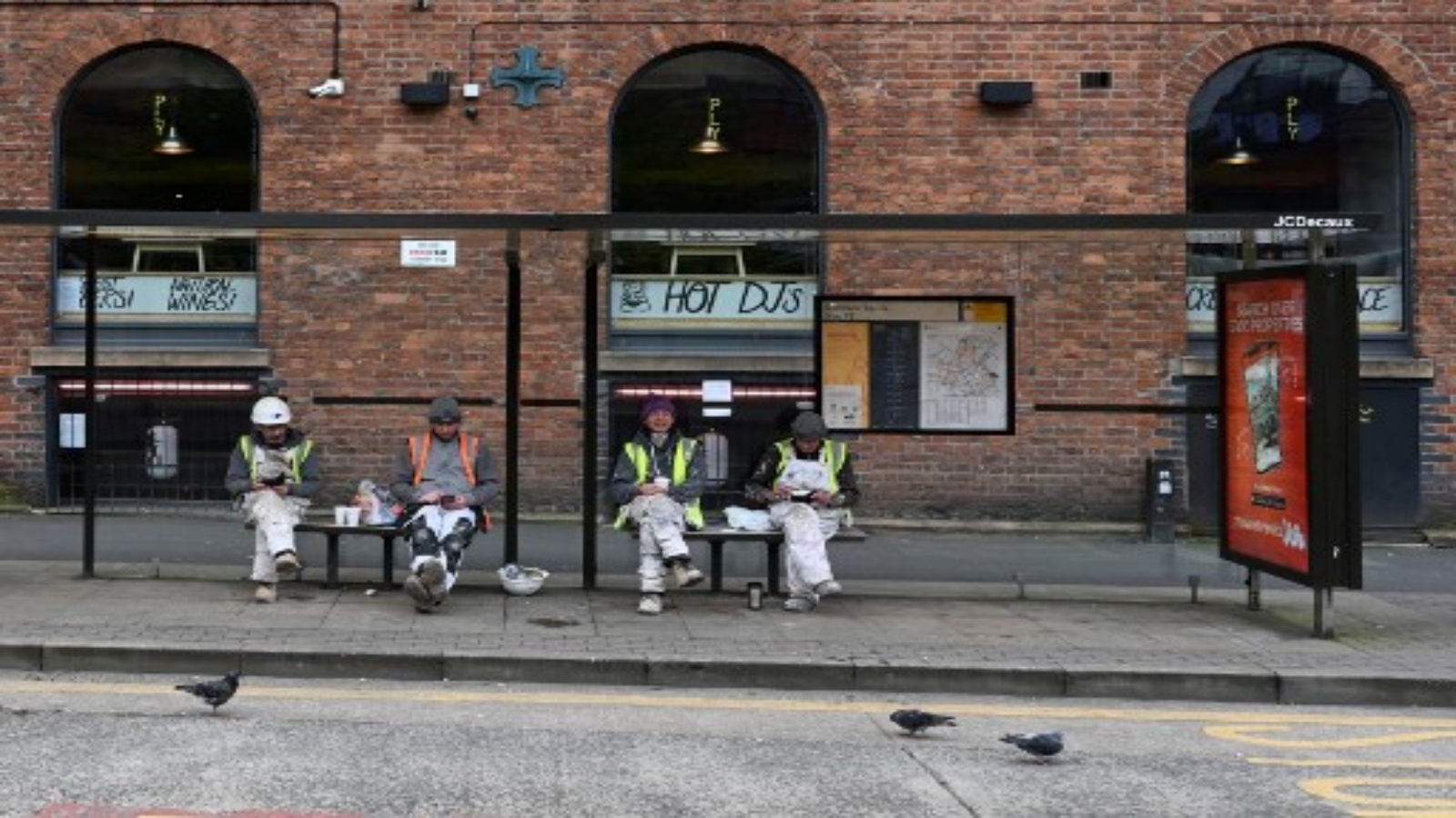 عمال في استراحة بمحطة للحافلات في مانشستر شمال غرب إنجلترا حيث تكافح البلاد زيادة في حالات الإصابة بفيروس كورونا في 19 أكتوبر 2020