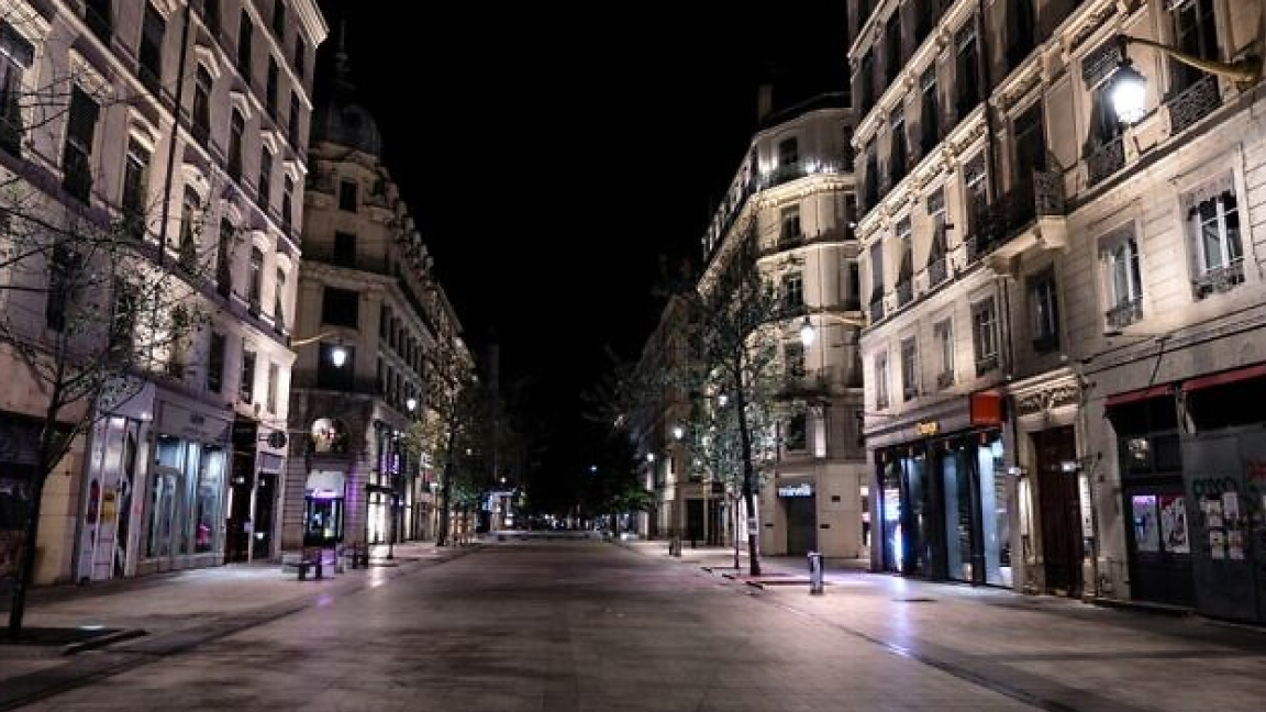 شارع الجمهورية في باريس مقفرًا مساء السبت مع دخول حظر التجول حيز التنفيذ للحد من كورونا