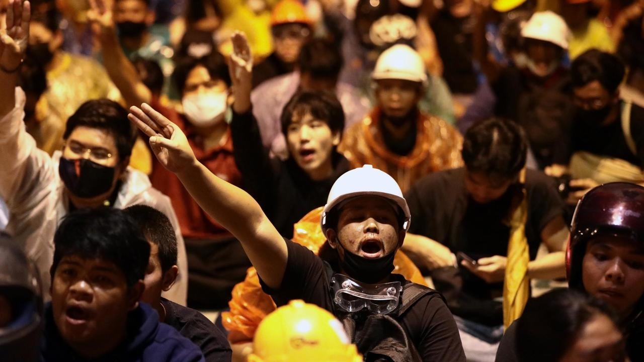 متظاهرون مؤيدون للديموقراطية يرفعون أيديهم بثلاثة أصابع خلال تظاهرة في بانكوك في 21 تشرين الأول/أكتوبر 2020 