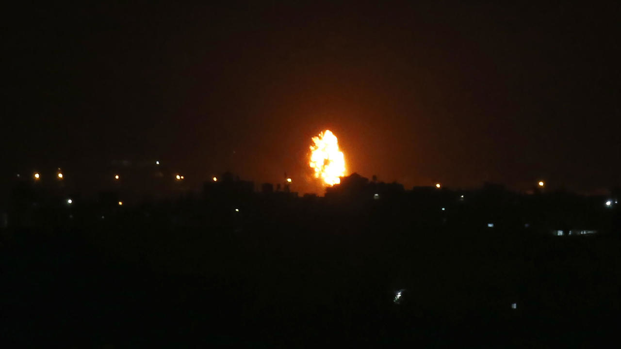 كرة من النار فوق غزة بعد قصف إسرائيلي