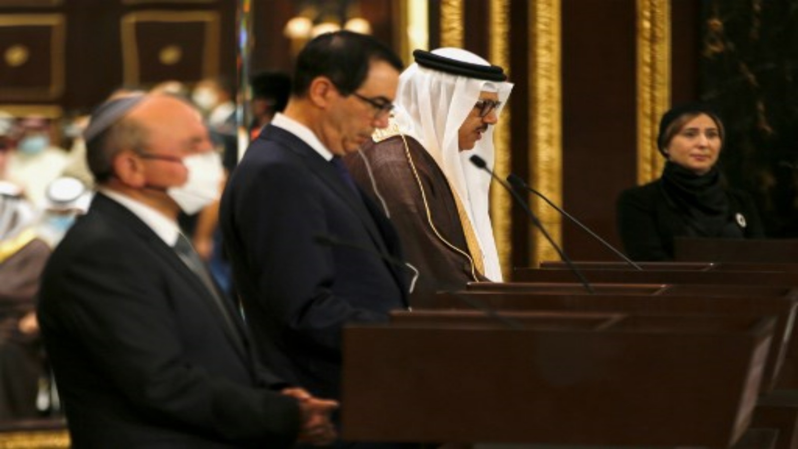 وزير الخارجية البحريني عبد اللطيف بن راشد الزياني يتحدث في مؤتمر صحفي مشترك مع رئيس الوفد الإسرائيلي مستشار الأمن القومي مئير بن شبات (إلى اليسار) ووزير الخزانة الأمريكي ستيف منوشين ، بعد حفل توقيع اتفاقية في العاصمة البحرينية المنامة ، في أكتوبر 18 2020