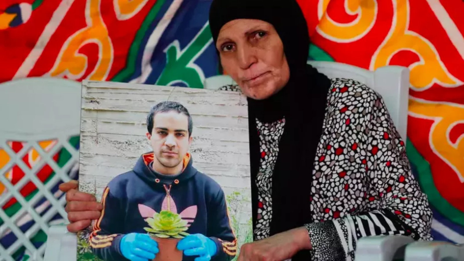 والدة إياد حلاق ، فلسطيني يبلغ من العمر 32 عامًا يعاني من التوحد ، قتلت الشرطة الإسرائيلية برصاصة عندما اعتقدت خطأً أنه مسلح بمسدس