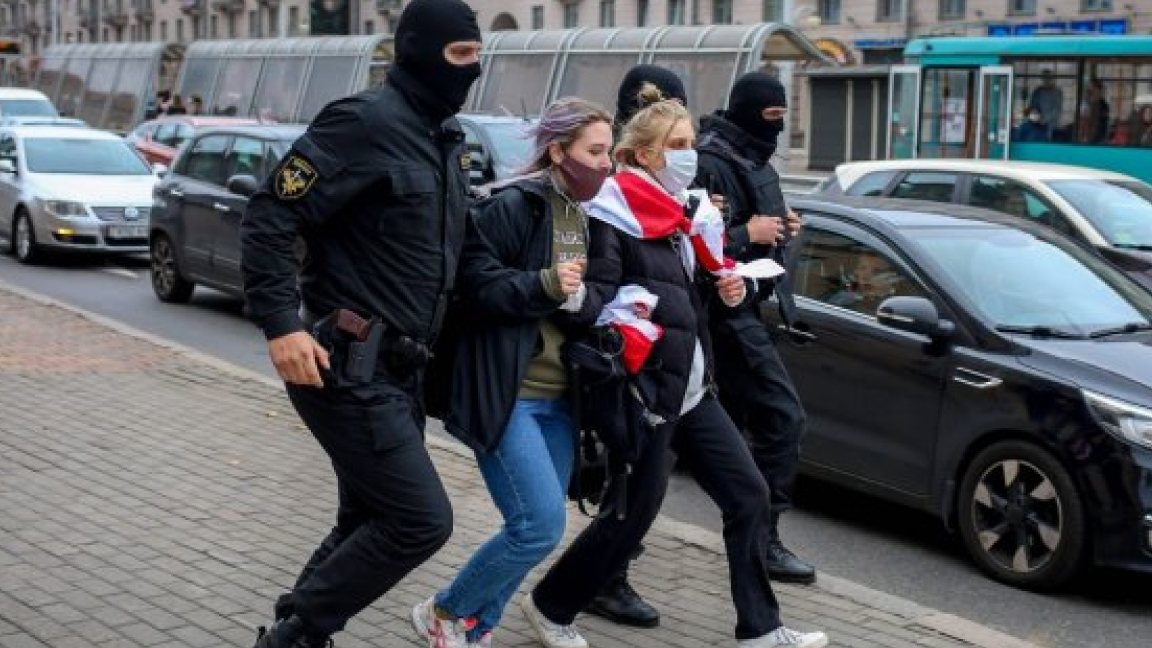 الشرطة البيلاروسية تعتقل امرأتين شاركتا في تظاهرة معارضة السبت