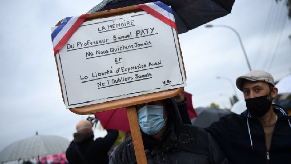 يافطة تؤكد الحفاظ على حرية التعبير في فرنسا حملها متظاهرون في مسيرة بيضاء الإثنين