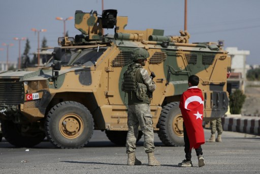 جنود أتراك في بلدة تل أبيض الكردية شمال سوريا على الحدود بين سوريا وتركيا