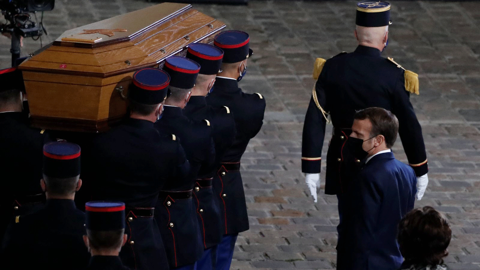 الرئيس الفرنسي إيمانويل ماكرون يتقدم مشيعي الأستاذ المغدور صامويل باتي، الذي قتل في اعتداء وحشي نفذه إرهابي مسلم