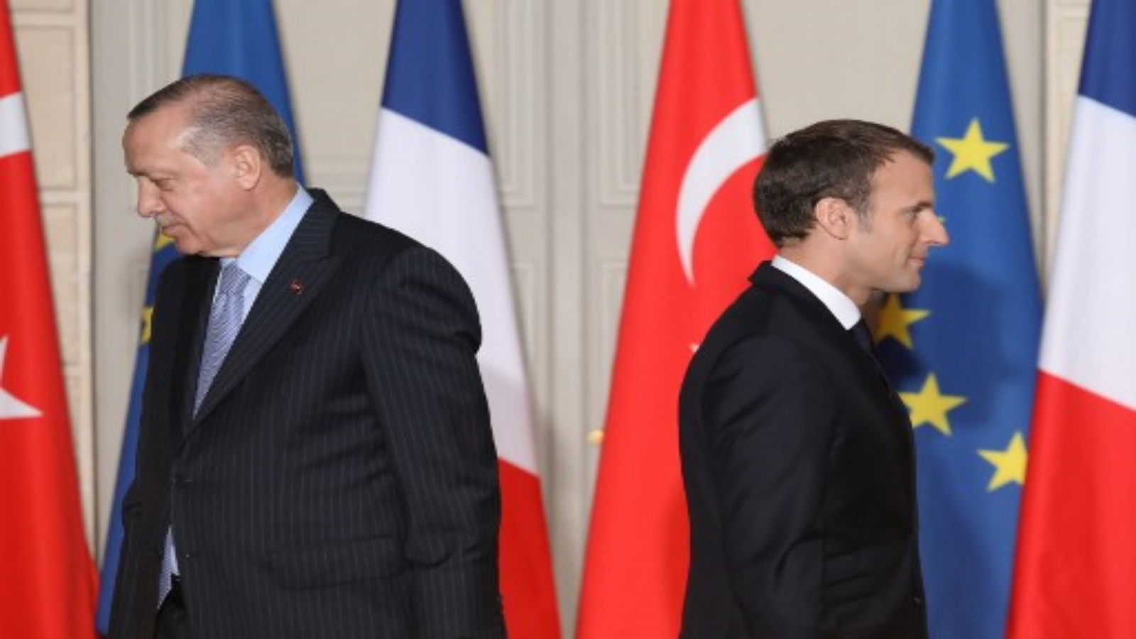 صورة التقطت في 5 يناير 2018 الرئيس الفرنسي إيمانويل ماكرون (يمين) والرئيس التركي رجب طيب أردوغان مؤتمر صحفي مشترك في قصر الإليزيه في باريس