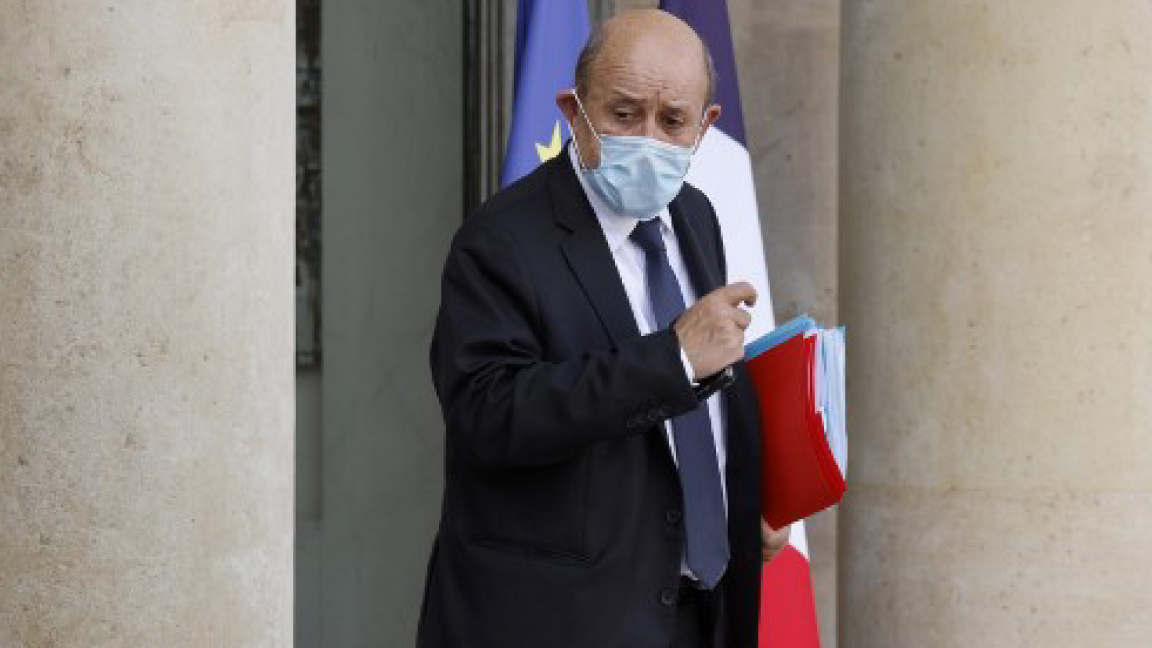 جان إيف لودريان خارجًا من اجتماع للحكومة الفرنسية الأربعاء