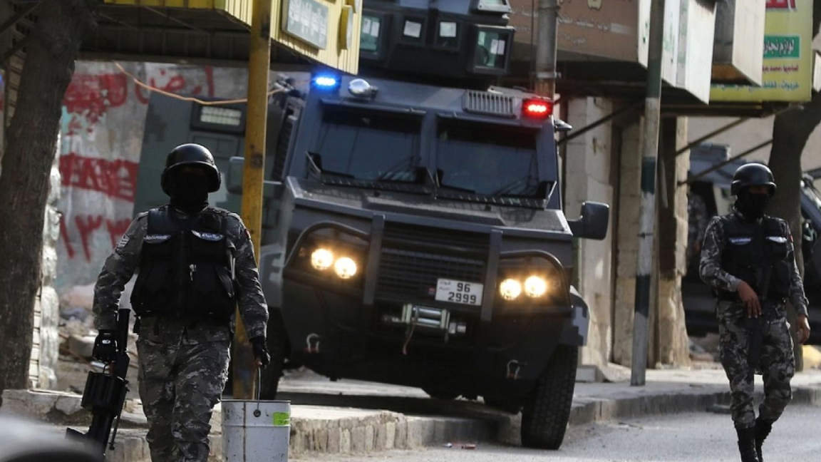 القوى الأمنية الأردنية تعتقل أكثر من 100 مطلوب