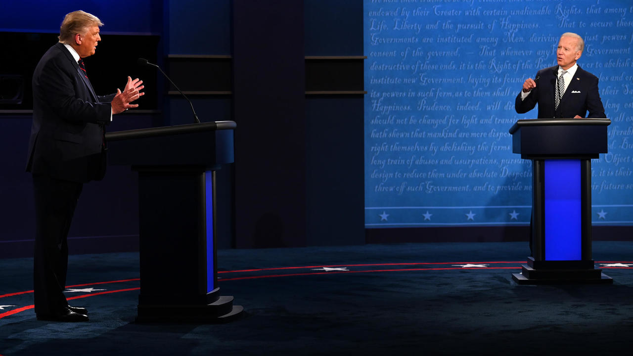 الرئيس الأميركي دونالد ترمب ومنافسه الديموقراطي جو بايدن خلال أول مناظرة تلفزيونية بينهما في كليفلاند بولاية أوهايو في 29 سبتمبر 2020
