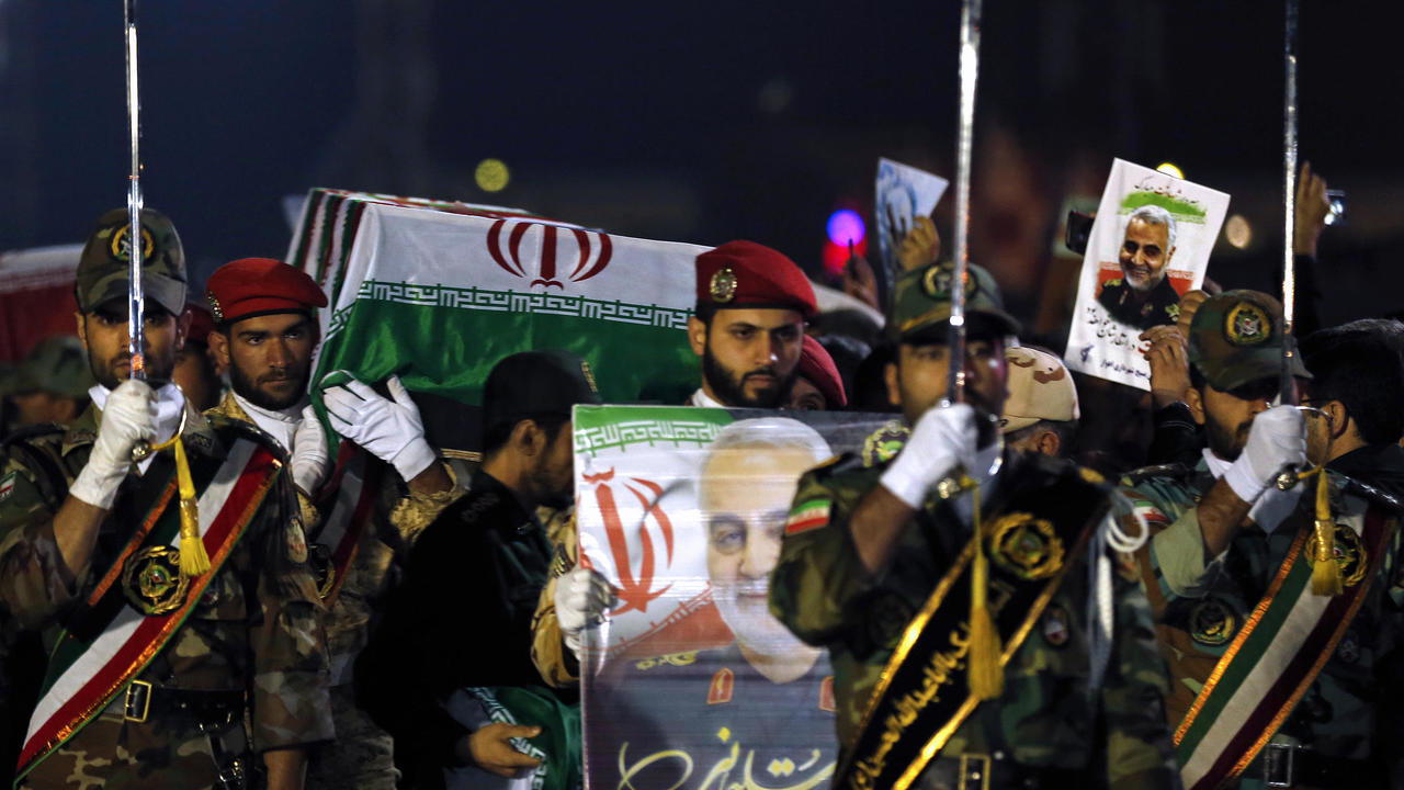 عسكريون إيرانيون يحملون نعش الجنرال قاسم سليماني بعد وصوله إلى مطار الأهواز الدولي في 5 يناير 2020