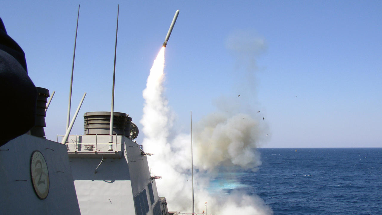 المدمرة الاميركية بورتر تطلق صاروخ توماهوك باتجاه العراق خلال المراحل الاولى من الغزو الاميركية في 2003