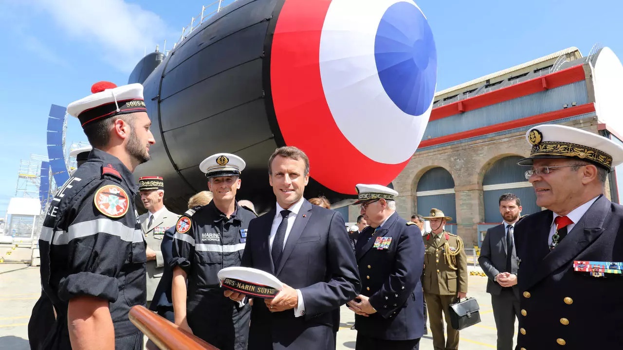 ماكرون يلتقي طاقم الغواصة النووية الهجومية الفرنسية 