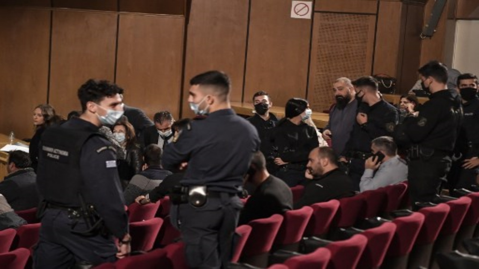 الشرطة اليونانية تحرس أعضاء جماعة الفجر الذهبي للنازيين الجدد ليتم القبض عليهم بعد الحكم النهائي في محاكمة مدتها خمس سنوات لأعضاء بارزين في Golden Dawn أدينوا بقتل عام 2013 لمغني راب مناهض للفاشية في أثينا في 22 أكتوبر 2020