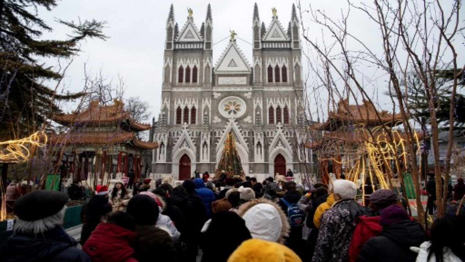 مصلون ينتظرون خارج كاتدرائية شيشيكو لحضور قداس عشية عيد الميلاد في بكين