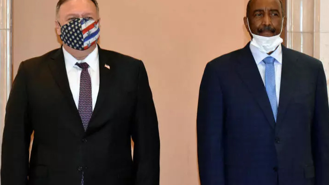 وزير الخارجية الأميركي مايك بومبيو (يسار) إلى جانب رئيس مجلس السيادة الانتقالي في السودان عبدالفتاح البرهان في الخرطوم في أغسطس الماضي