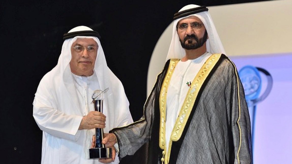 محمد بن راشد يسلم ابراهيم العابد جائزة شخصية العام الإعلامية في حفل توزيع جائزة الصحافة العربية 2014