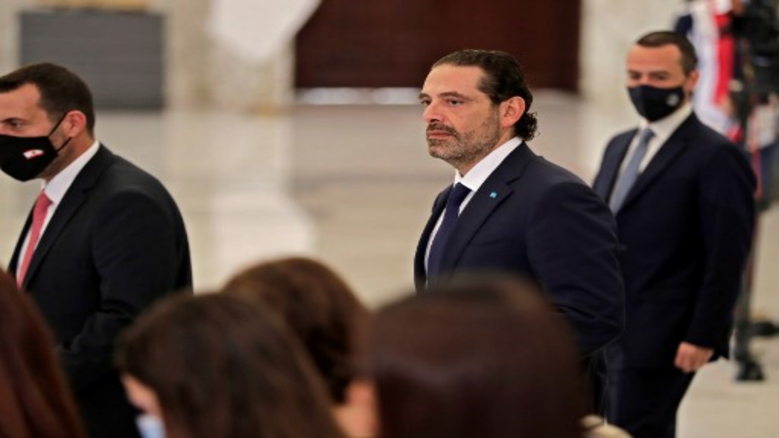 رئيس الوزراء اللبناني الأسبق سعد الحريري (وسط) يصل إلى مكتب الرئيس ميشال عون بعد أن كلّفه الأخير لتشكيل حكومة جديدة ، في القصر الرئاسي في بعبدا ، شرق العاصمة بيروت في 22 تشرين الأول 2020.