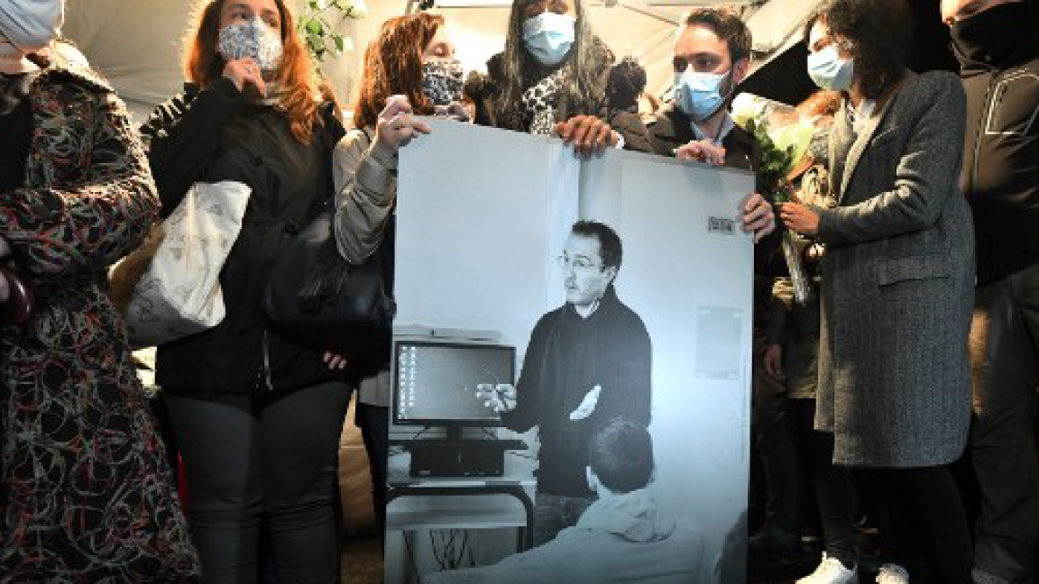 ملاء يحملون صورة لصامويل باتي في مسيرة بيضاء بشوارع باريس الإثنين