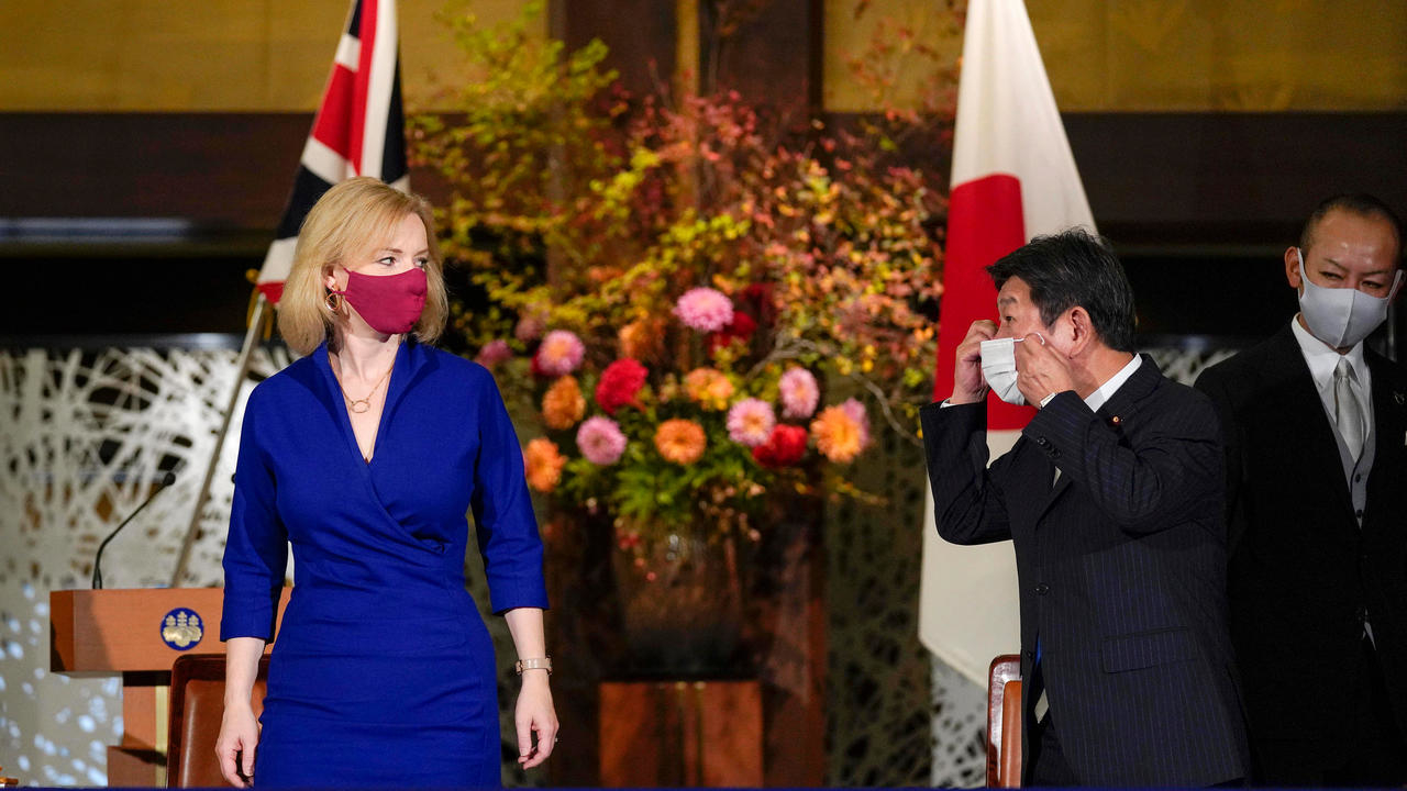 وزيرة التجارة الدولية البريطانية ليز تراس (يسار) ووزير الخارجية الياباني توشيميتسو موتيغي خلال مراسم توقيع اتفاق تجاري بين بلديهما في طوكيو في 23 تشرين الأول/أكتوبر 2020